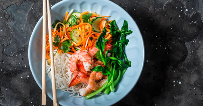 Bunter Shirataki-Nudelsalat mit Shrimps