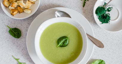 Grüne Spirulina-Suppe