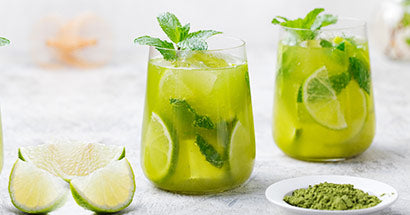 Saft mit Spirulina und Zitrone