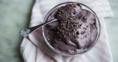 Blaubeer-Eiscreme mit Kakaobohnen